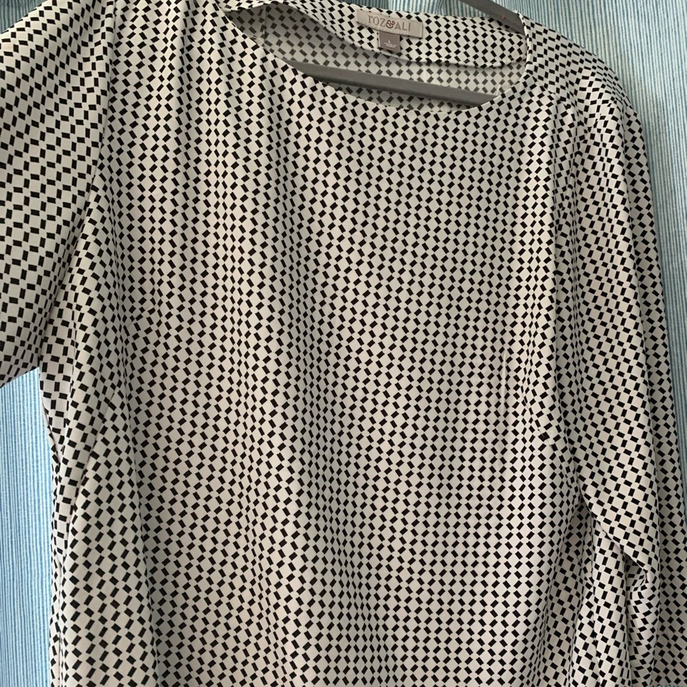 CAREER/Office Black/White top